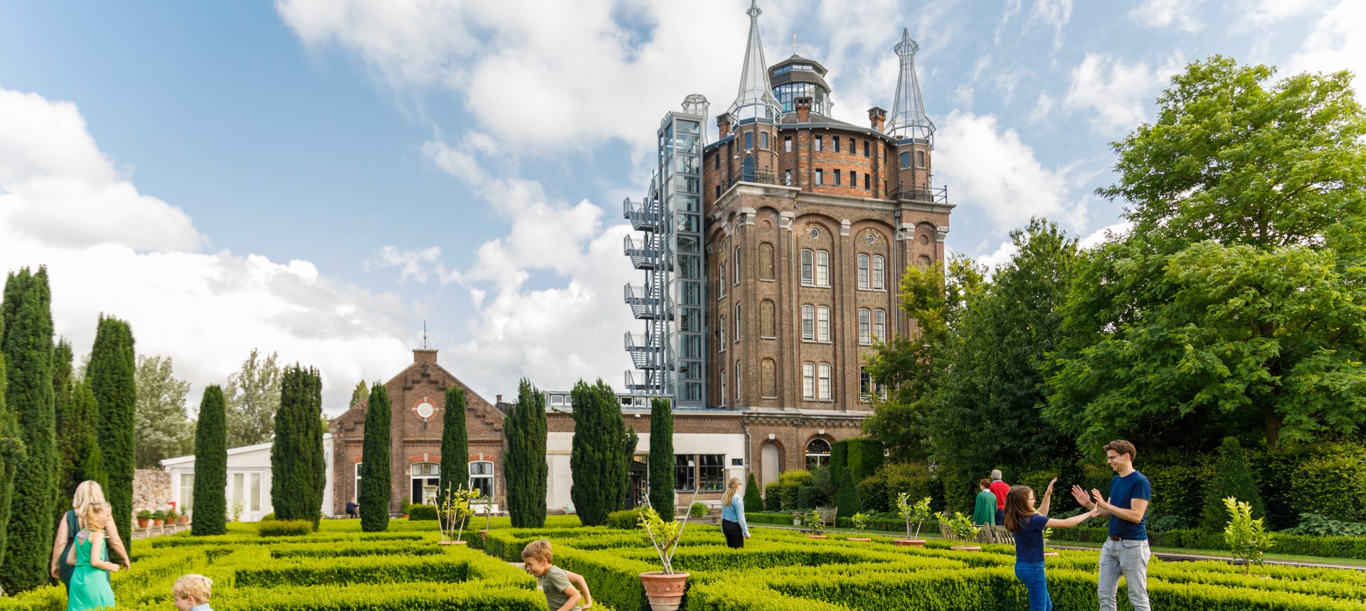 Hotel Villa Augustus - Dordrecht - tuin - watertoren