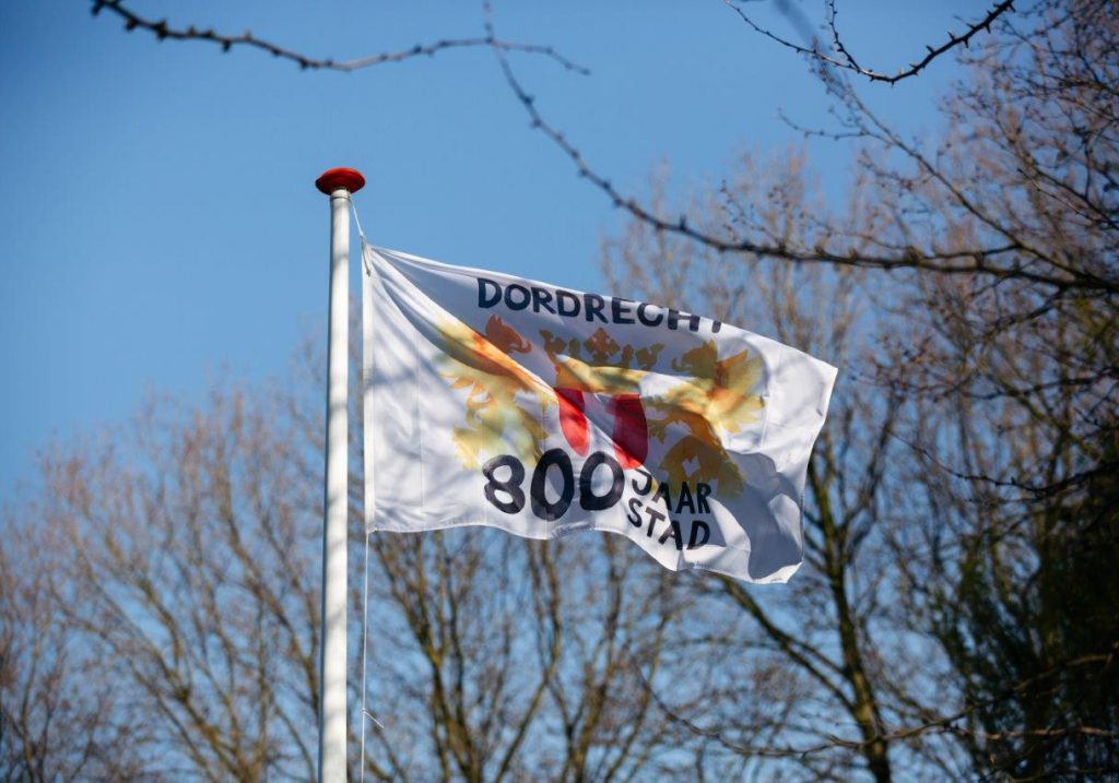 Park Merwestein Beeld in Park Dordrecht 800 vlag
