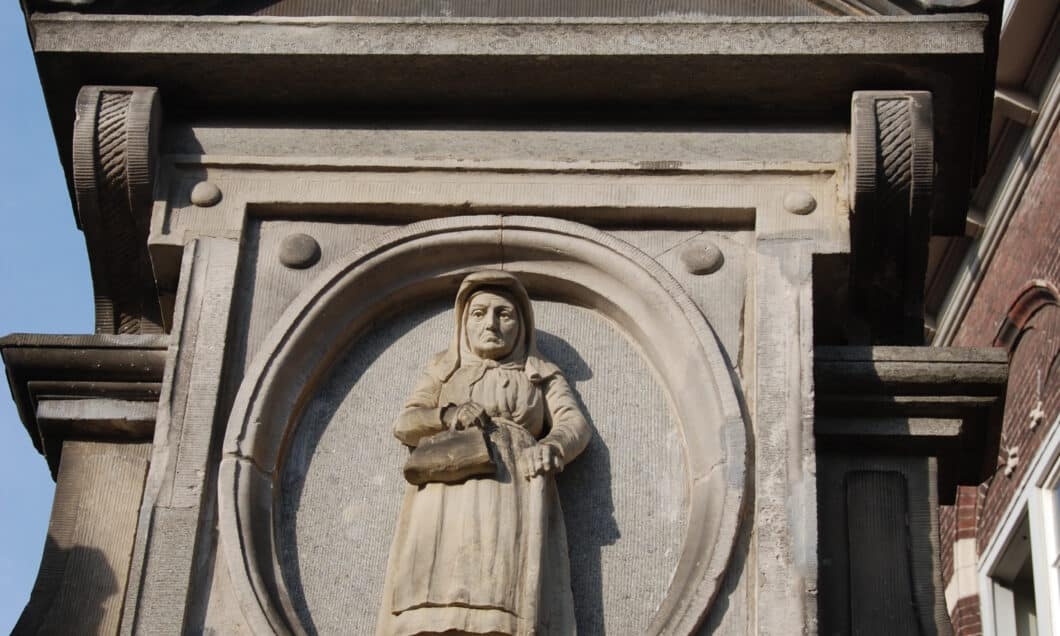 Hofjesroute-Ouwe Vrouwenhuisje-detail poort Hofstraat