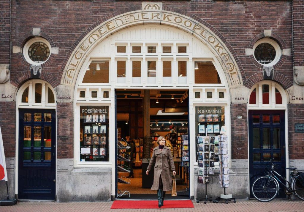 Winkelen vrouw centrum boekhandel Vos en van der Leer