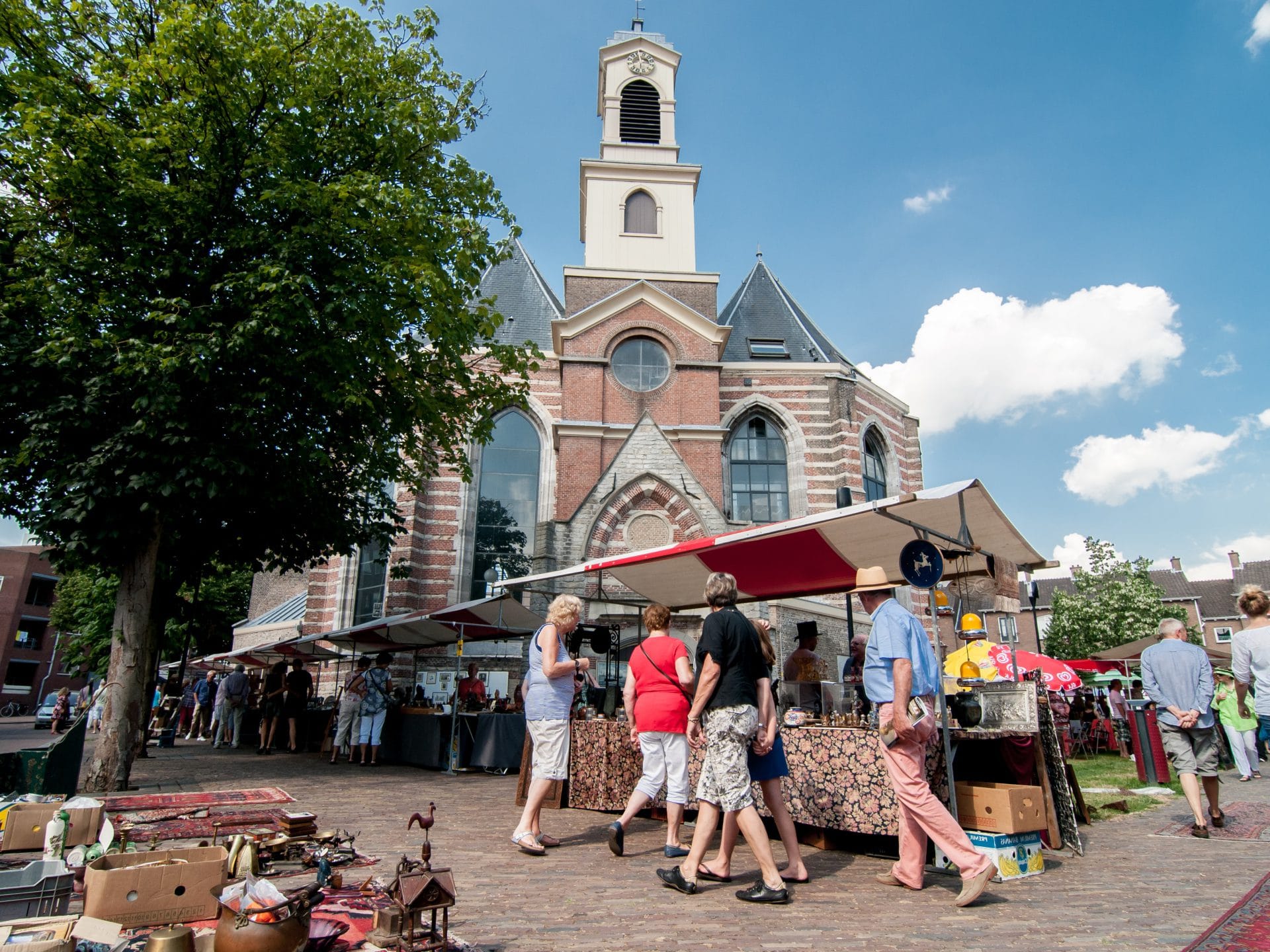 Kunst en antiekmarkt Nieuwkerksplein Dordrecht