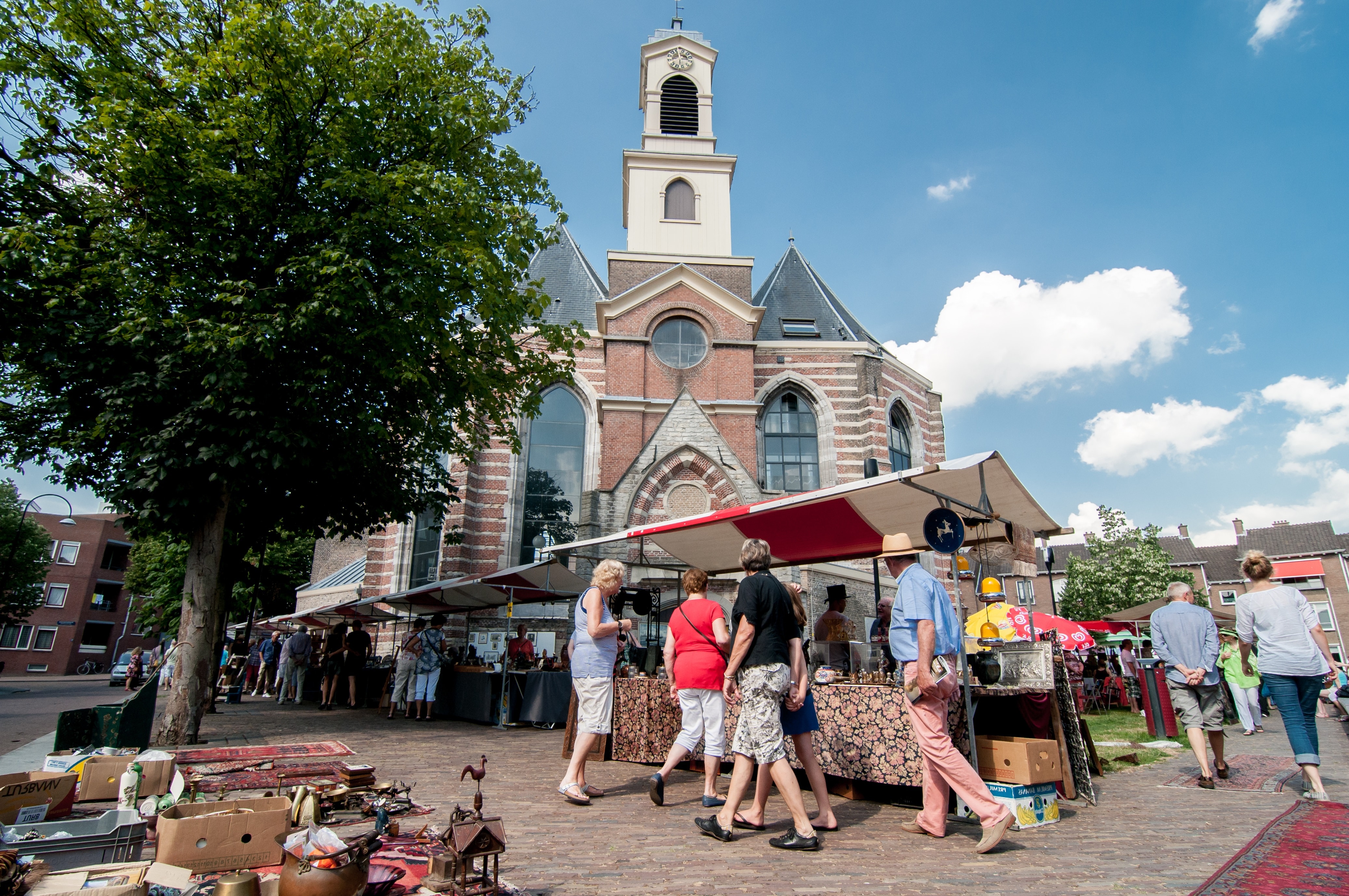 Kunst en antiekmarkt Nieuwkerksplein Dordrecht