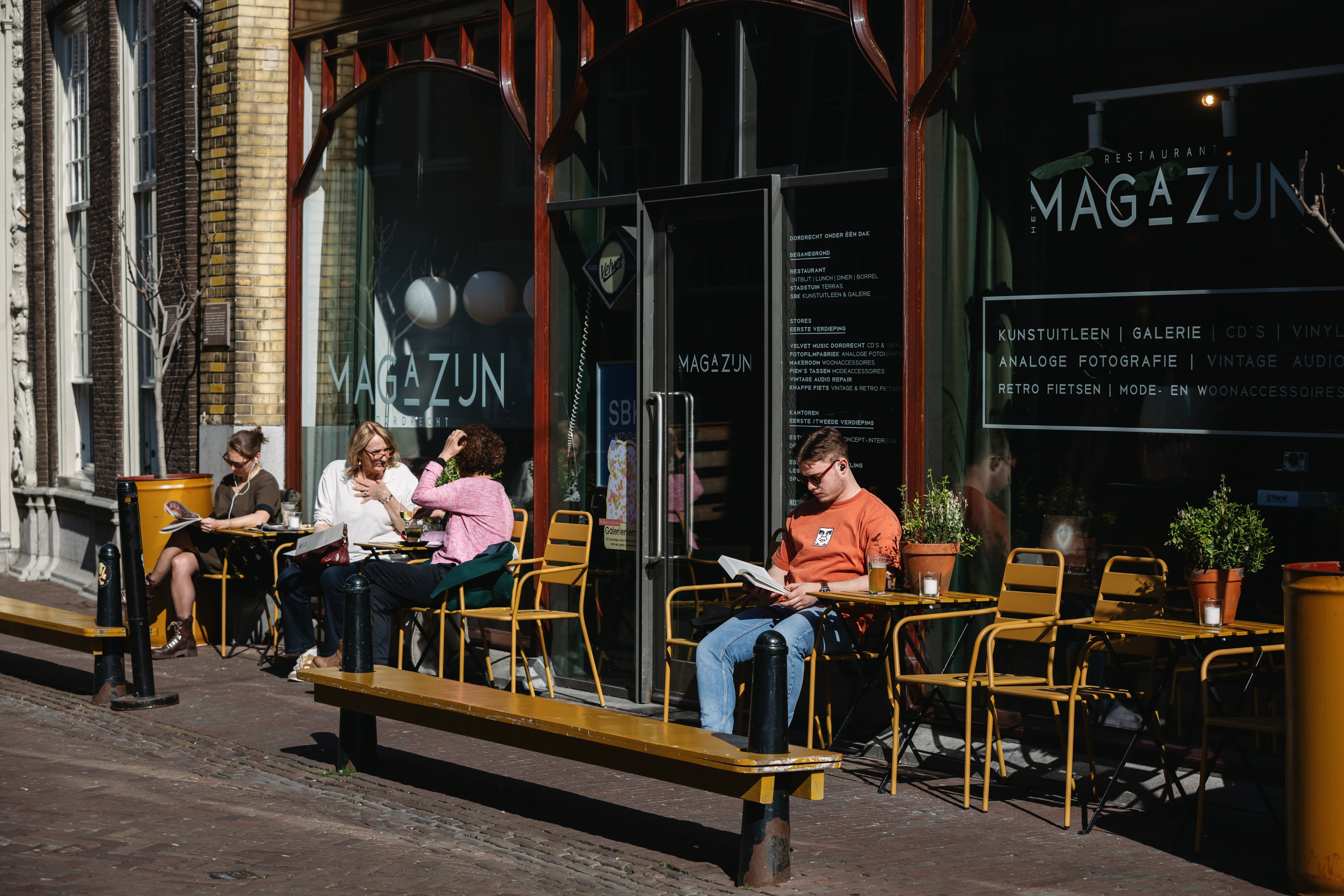 Restaurant Magazijn terras bankjes horeca Dordrecht