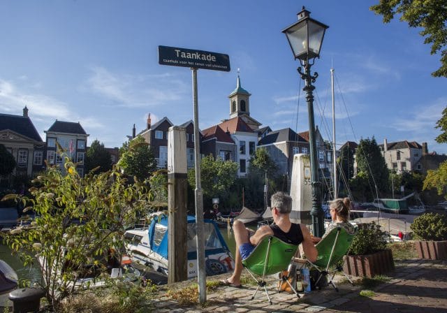 Taankade Wijnhaven zomer stel aan het water bier wijn Dordrecht