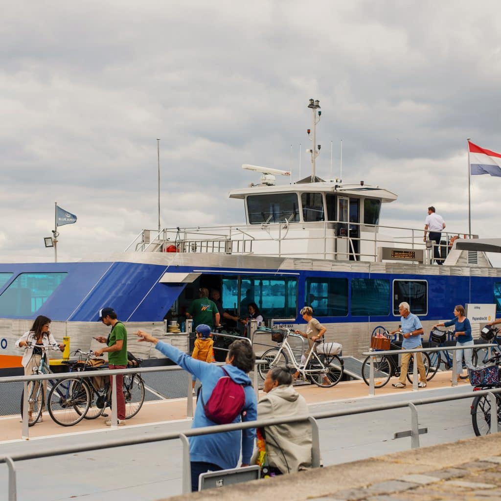 Blue Amigo Waterbus Merwekade vervoer recreatie fietsen Dordrecht (2)