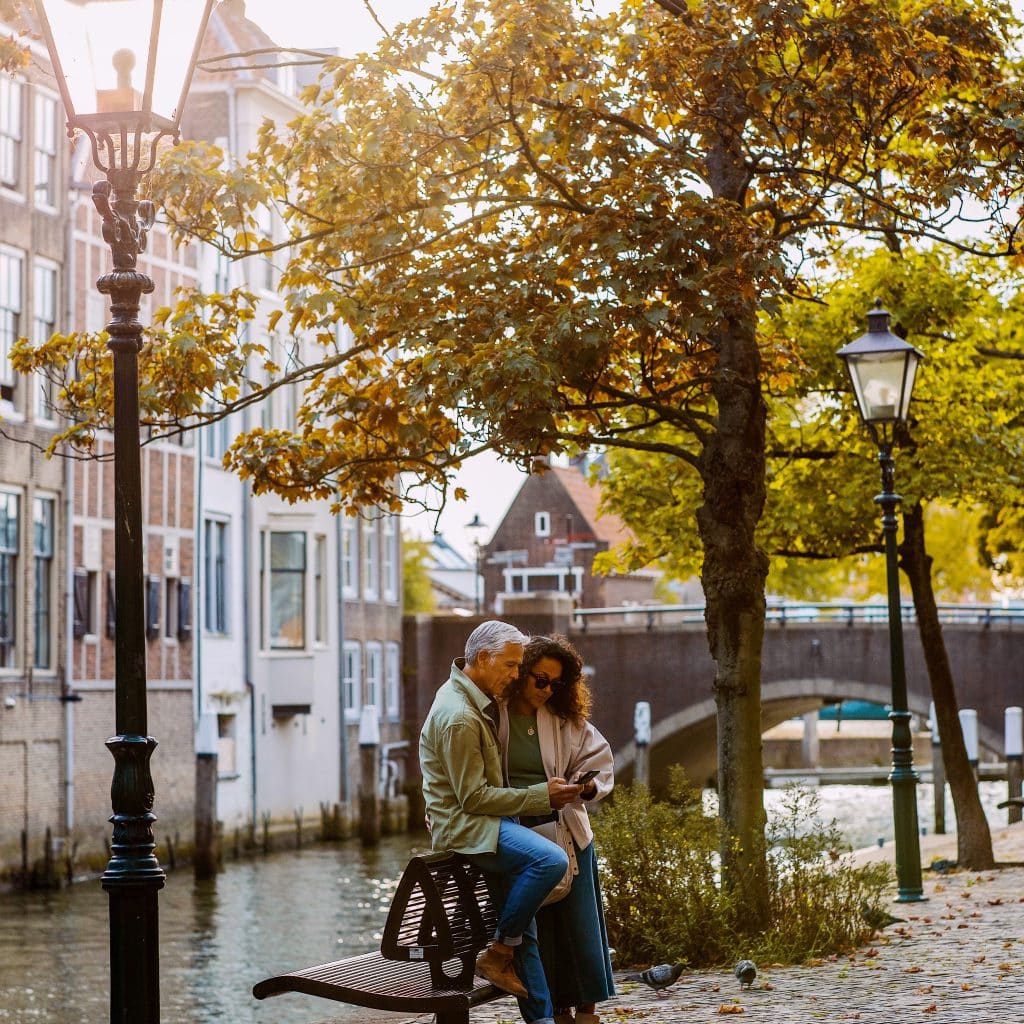 Pottenkade wandelen telefoon fotograferen herfst Voorstraathaven Dordrecht