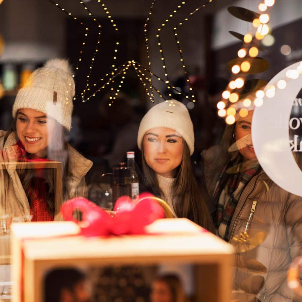 Winkelen dames december winter kerstetalage Dordrecht
