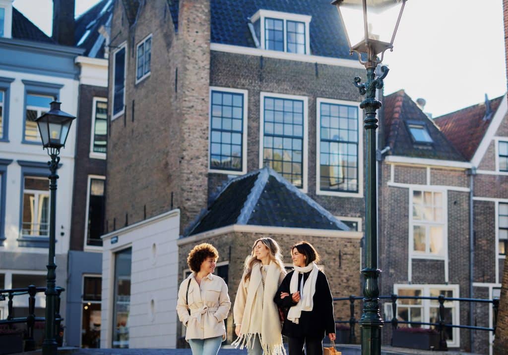 Winkelen vriendinnen Stadhuisplein Stadhuis voorjaar Dordrecht (3)