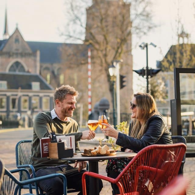 Finn's eten drinken terras Grote Kerk herfst lente Dordrecht