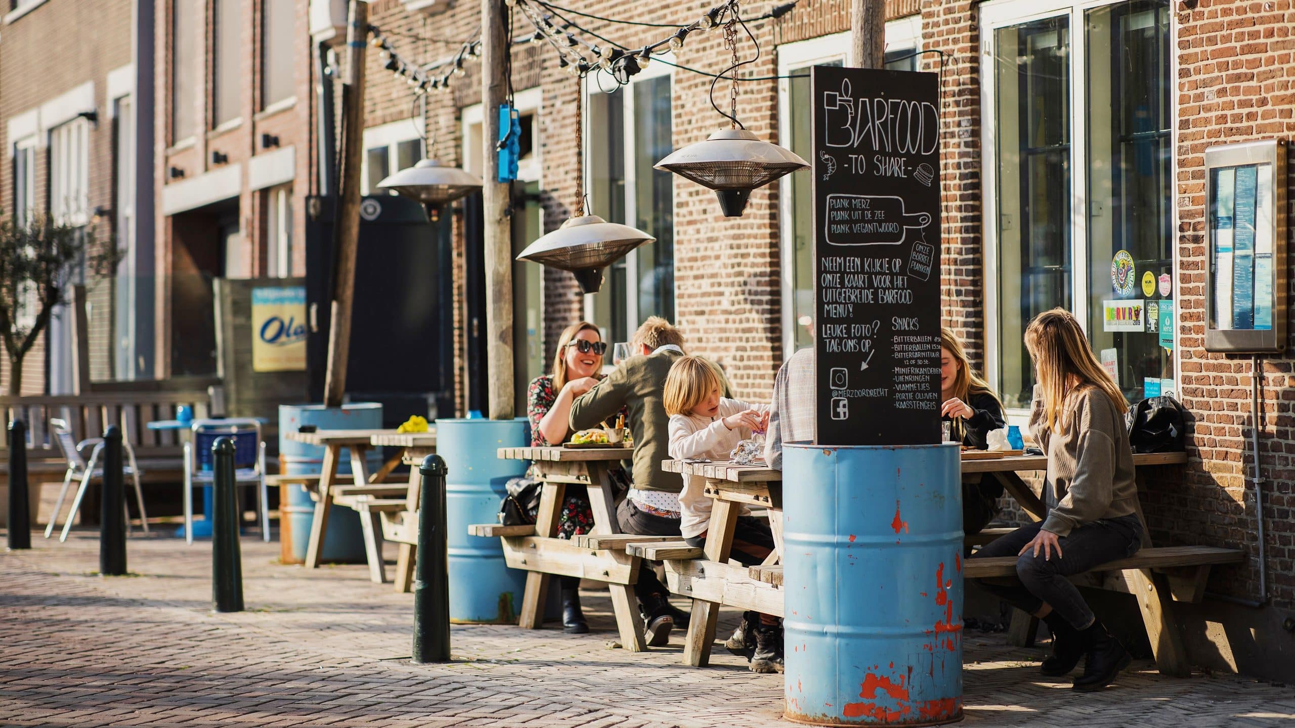 Merz terras eten drinken lente Dordrecht