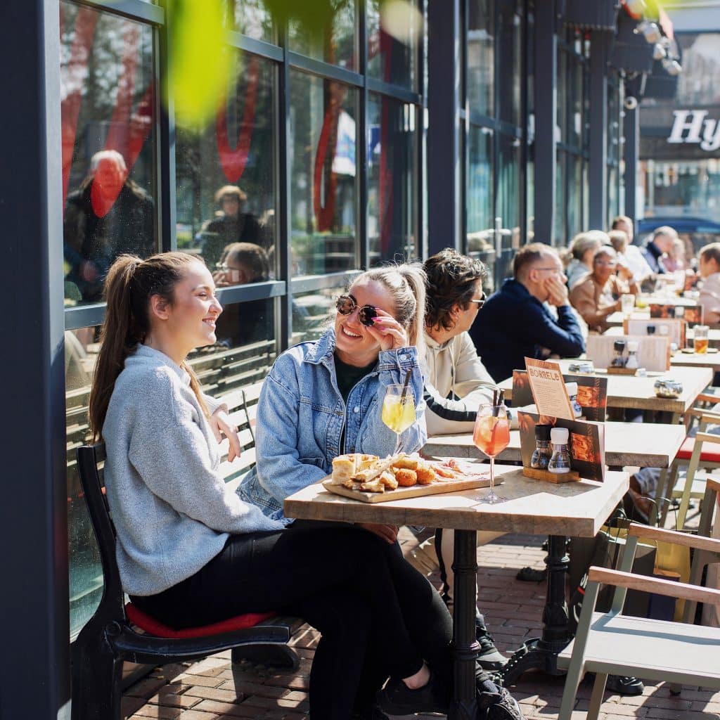 Restaurant Post terras eten drinken vriendinnen borrelplank lente Dordrecht