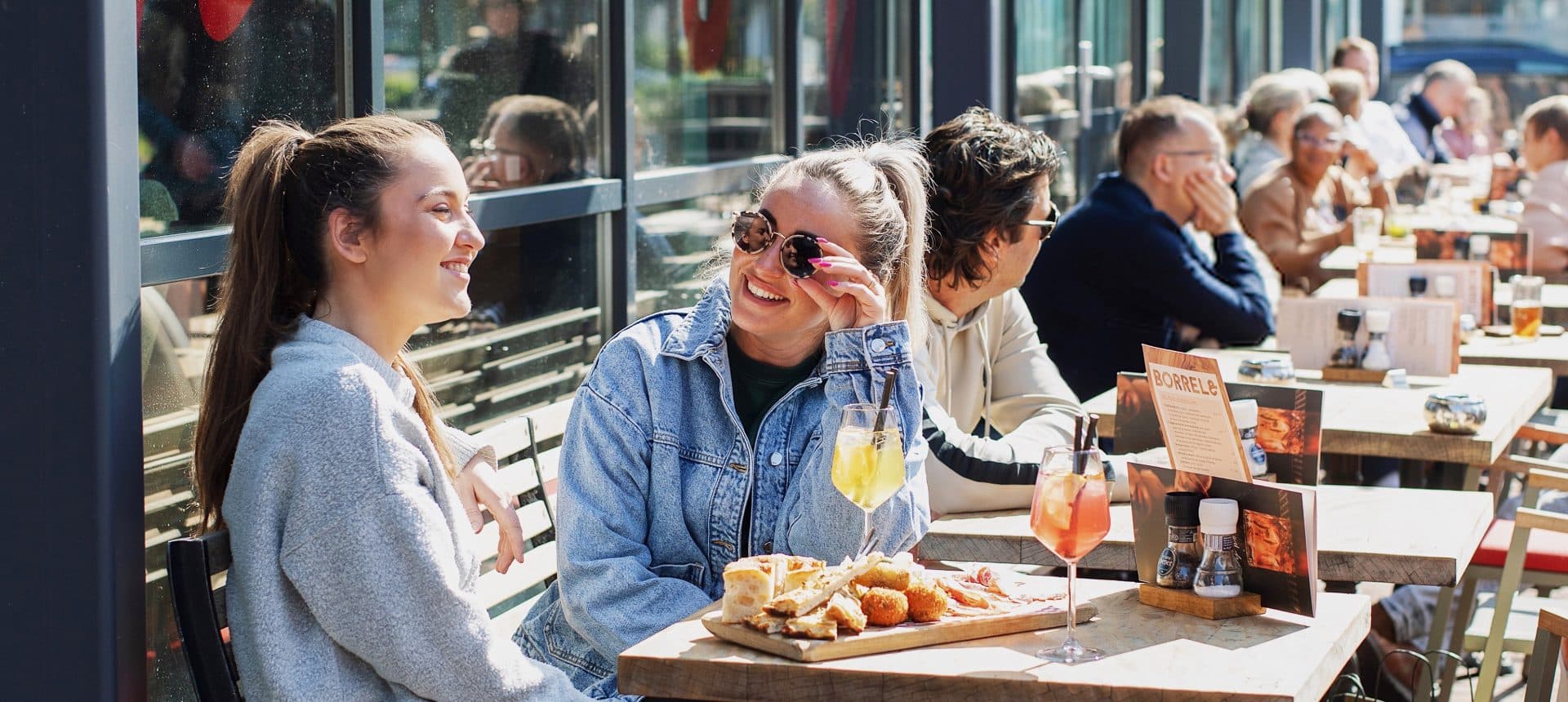 Restaurant Post terras eten drinken vriendinnen borrelplank lente Dordrecht