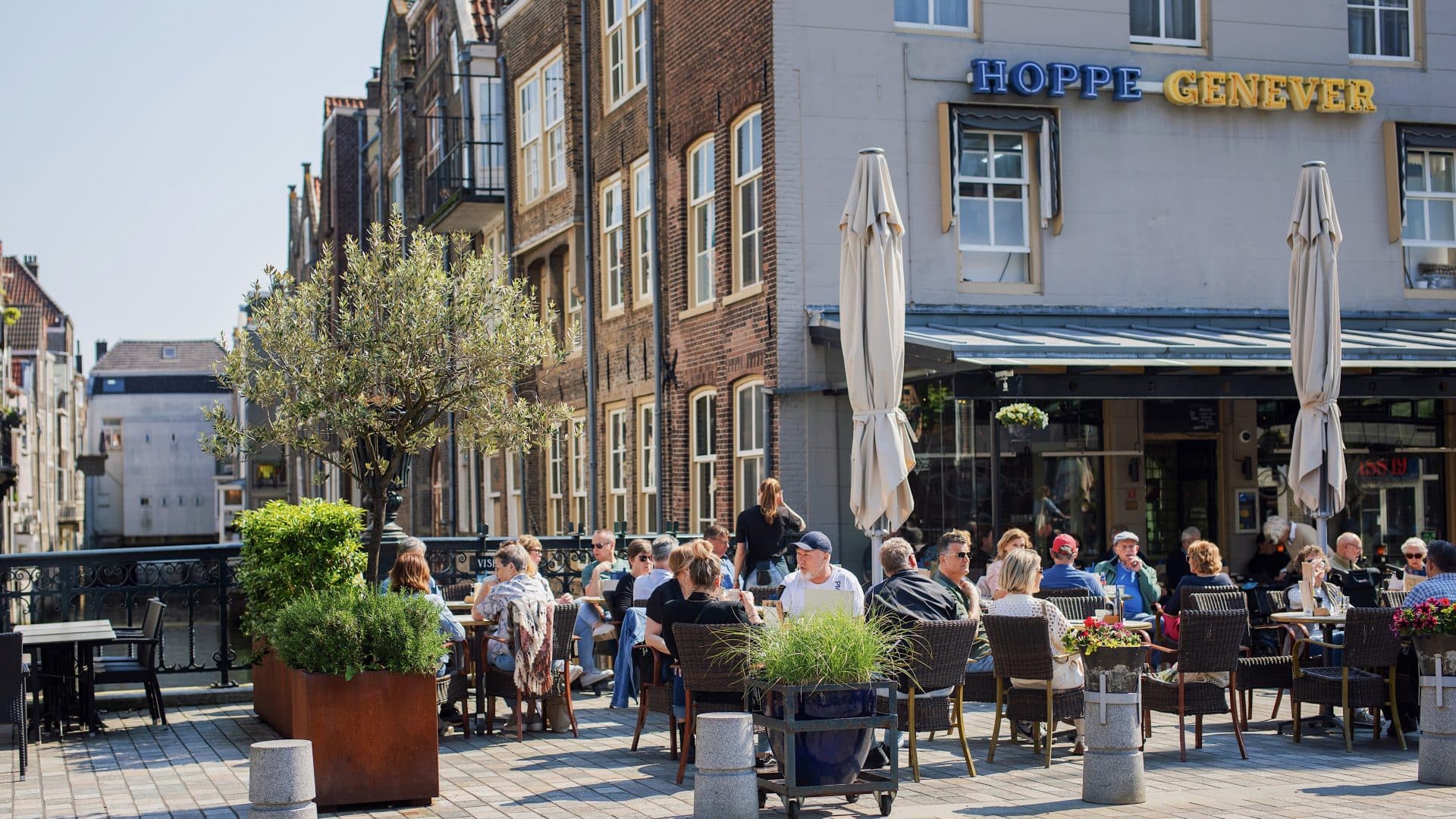 Centreville terras eten drinken Visbrug binnenstad lente Dordrecht