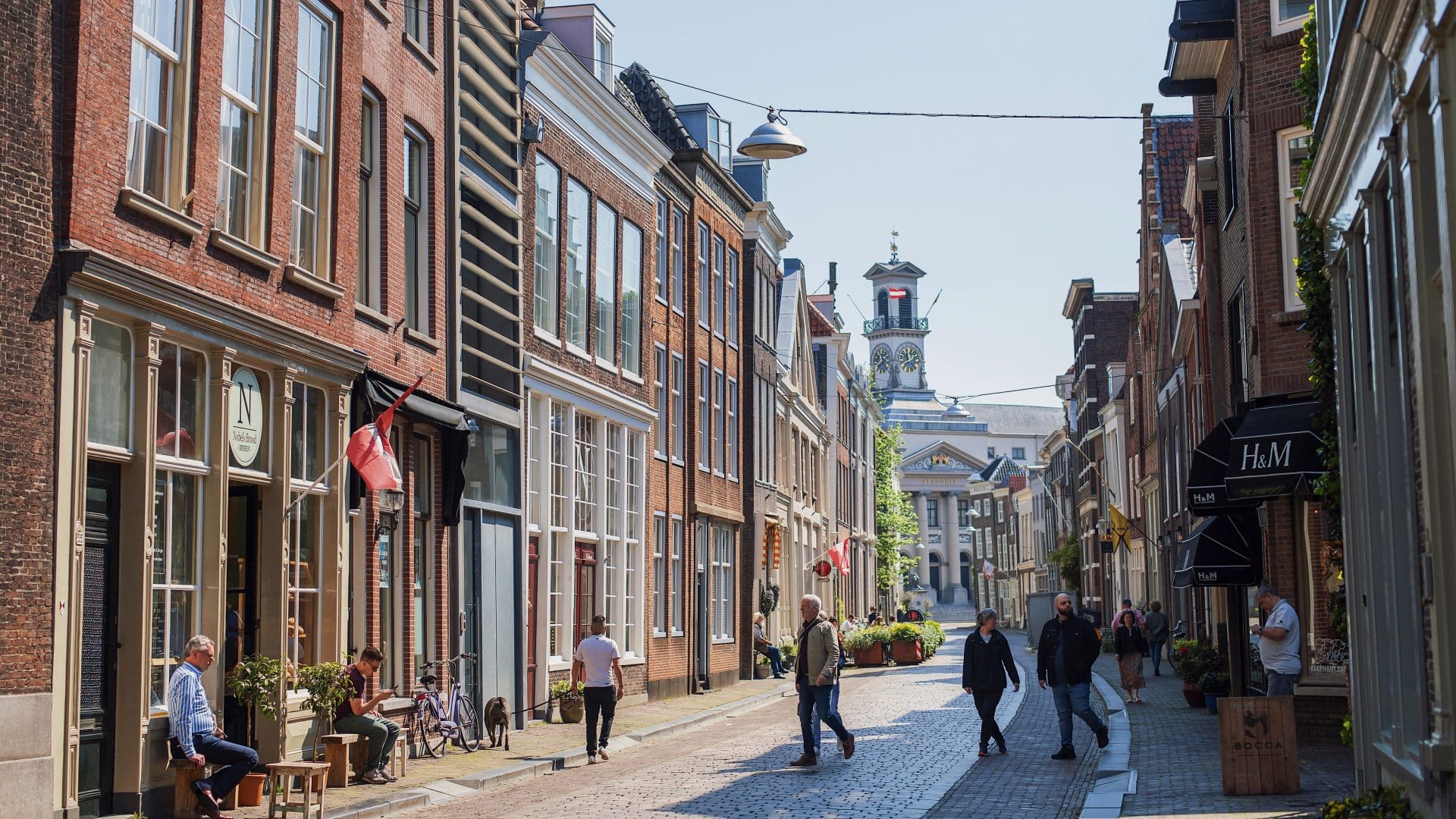 Grotekerksbuurt Stadhuis Nobel's wandelen binnenstad lente Dordrecht