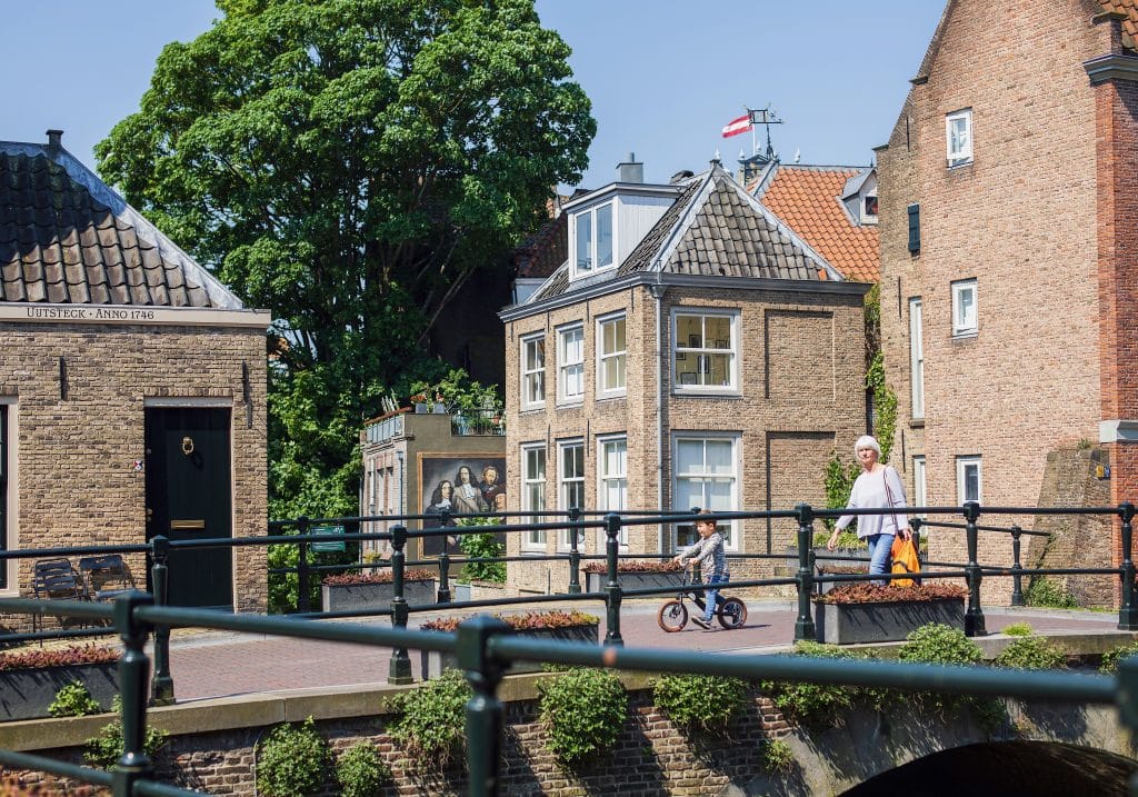 Lombardbrug Stadhuisplein wandelen kinderen lente binnenstad Dordrecht