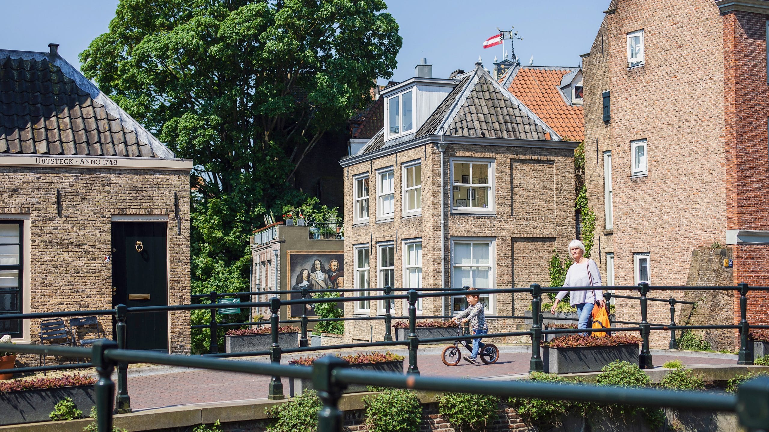 Lombardbrug Stadhuisplein wandelen kinderen lente binnenstad Dordrecht