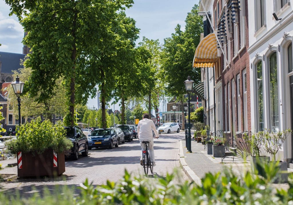 Nieuwe Haven fietsen parkeren binnenstad lente Dordrecht