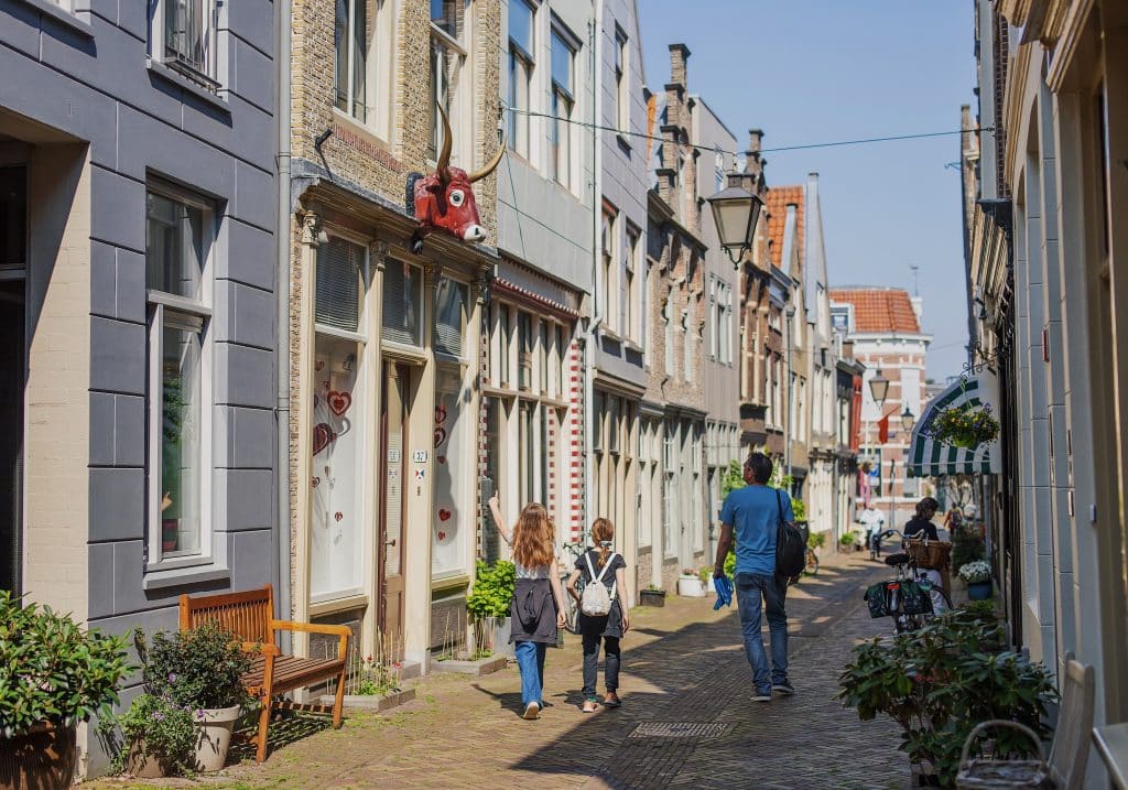 Vleeshouwerstraat monumenten kinderen wandelen lente Dordrecht