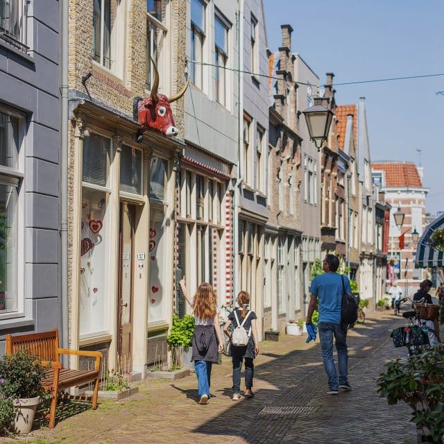 Vleeshouwerstraat monumenten kinderen wandelen lente Dordrecht