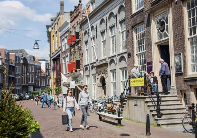Voorstraat Noord wandelen winkelen stel Pictura binnenstad lente Dordrecht