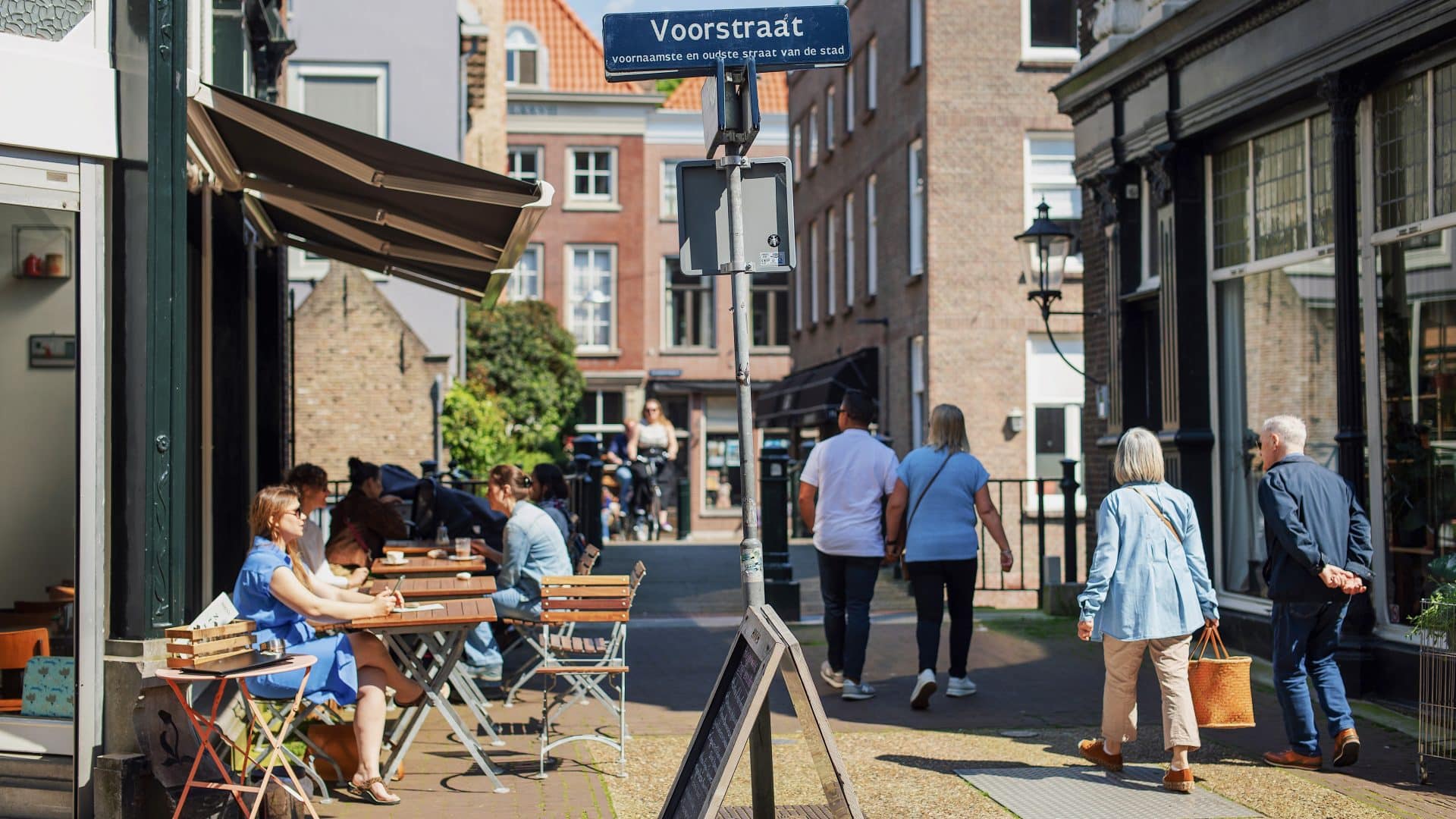 Zusjes lunchroom terras eten drinken Voorstraat wandelen Pelserbrug lente Dordrecht