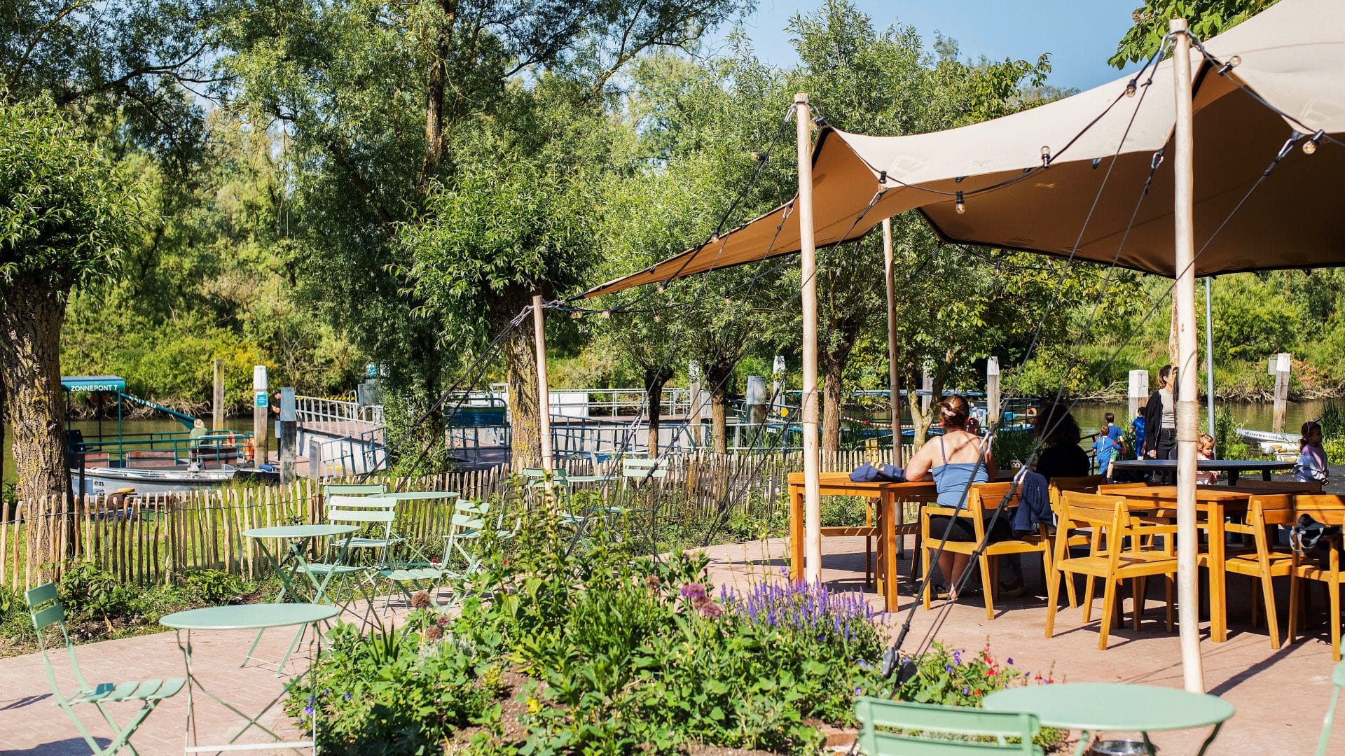 Brasserie Biezz Biesboschcentrum terras eten drinken zomer Dordrecht