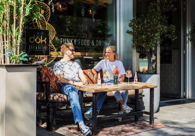 DOK Bar & Bites eten drinken terras zomer stel Dordrecht