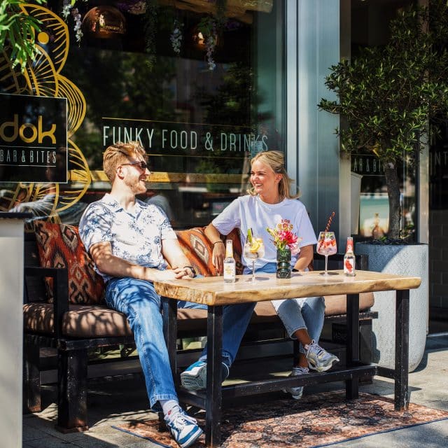 DOK Bar & Bites eten drinken terras zomer stel Dordrecht