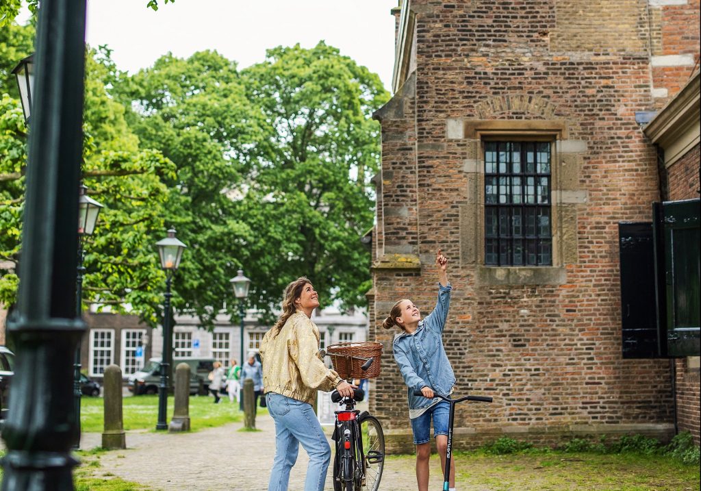 Grote Kerk toren Grotekerkstuin kinderen fiets wandelen zomer Dordrecht