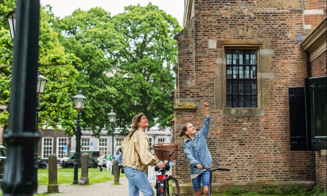 Grote Kerk toren Grotekerkstuin kinderen fiets wandelen zomer Dordrecht