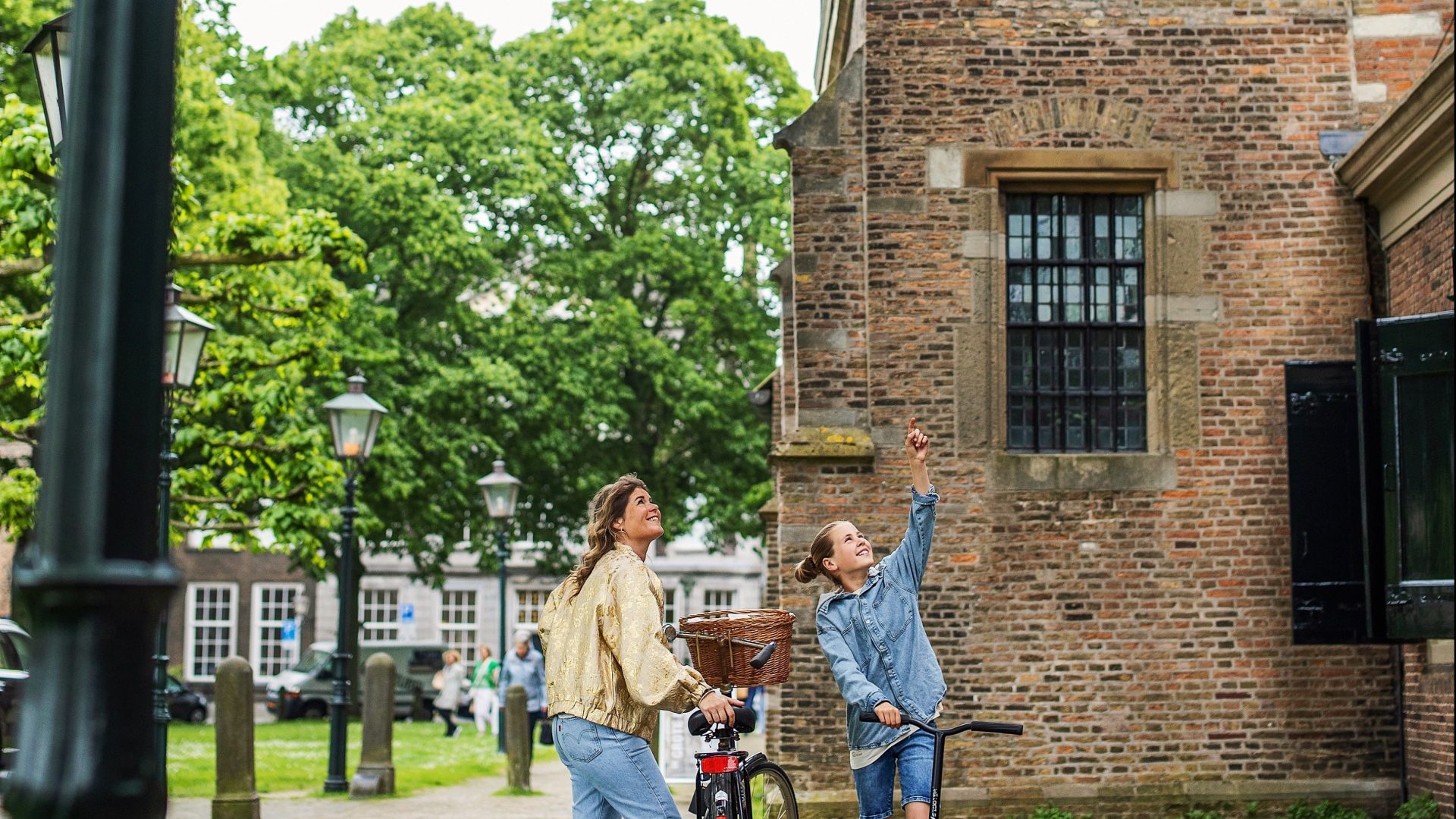 Grote Kerk toren Grotekerkstuin kinderen fiets wandelen zomer Dordrecht