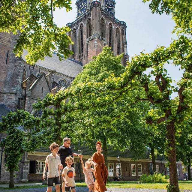 Grote Kerk toren Grotekerkstuin kinderen gezin wandelen zomer Dordrecht (3)