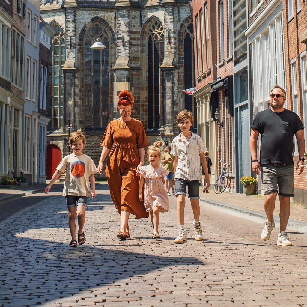 Grotekerksbuurt Grote Kerk kinderen gezin wandelen zomer Dordrecht