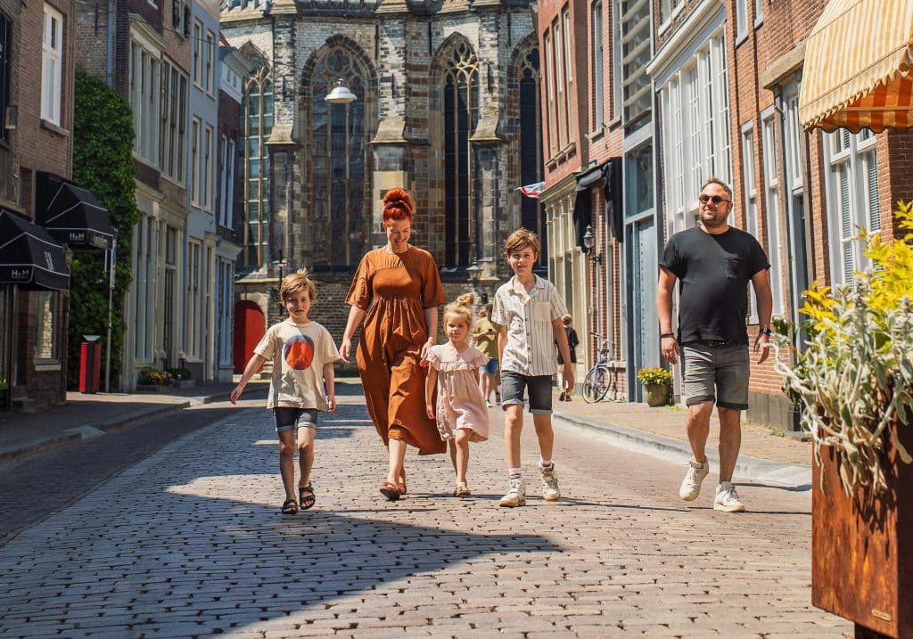 Grotekerksbuurt Grote Kerk kinderen gezin wandelen zomer Dordrecht