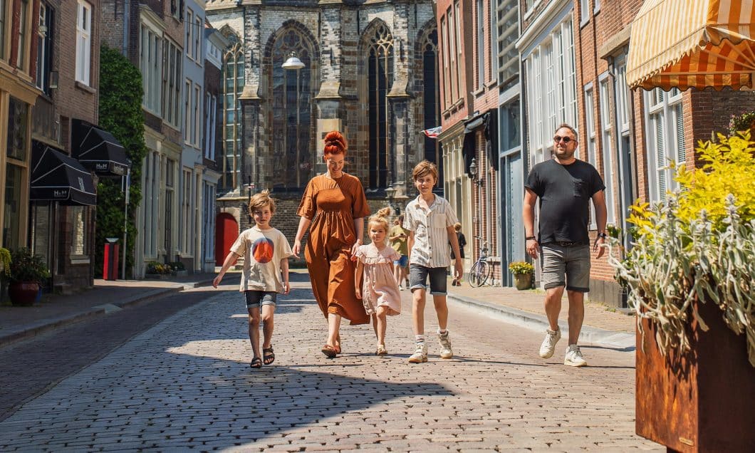 Grotekerksbuurt Grote Kerk kinderen gezin wandelen zomer Dordrecht