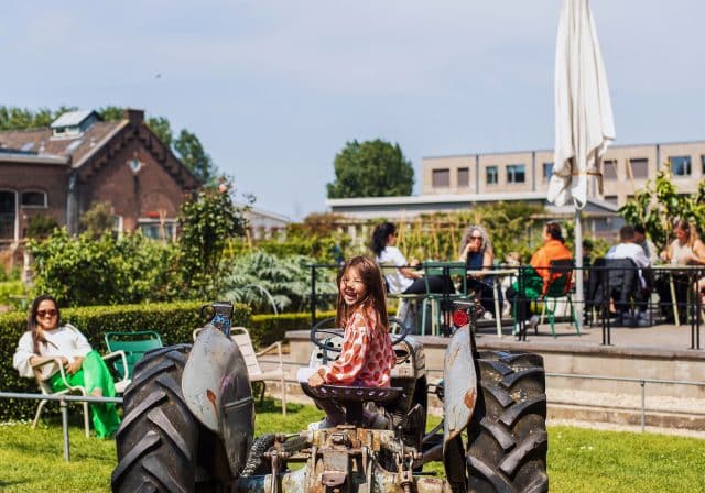 Villa Augustus tuin terras eten drinken kinderen speeltuin tractor zomer Dordrecht