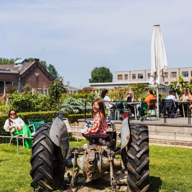 Villa Augustus tuin terras eten drinken kinderen speeltuin tractor zomer Dordrecht
