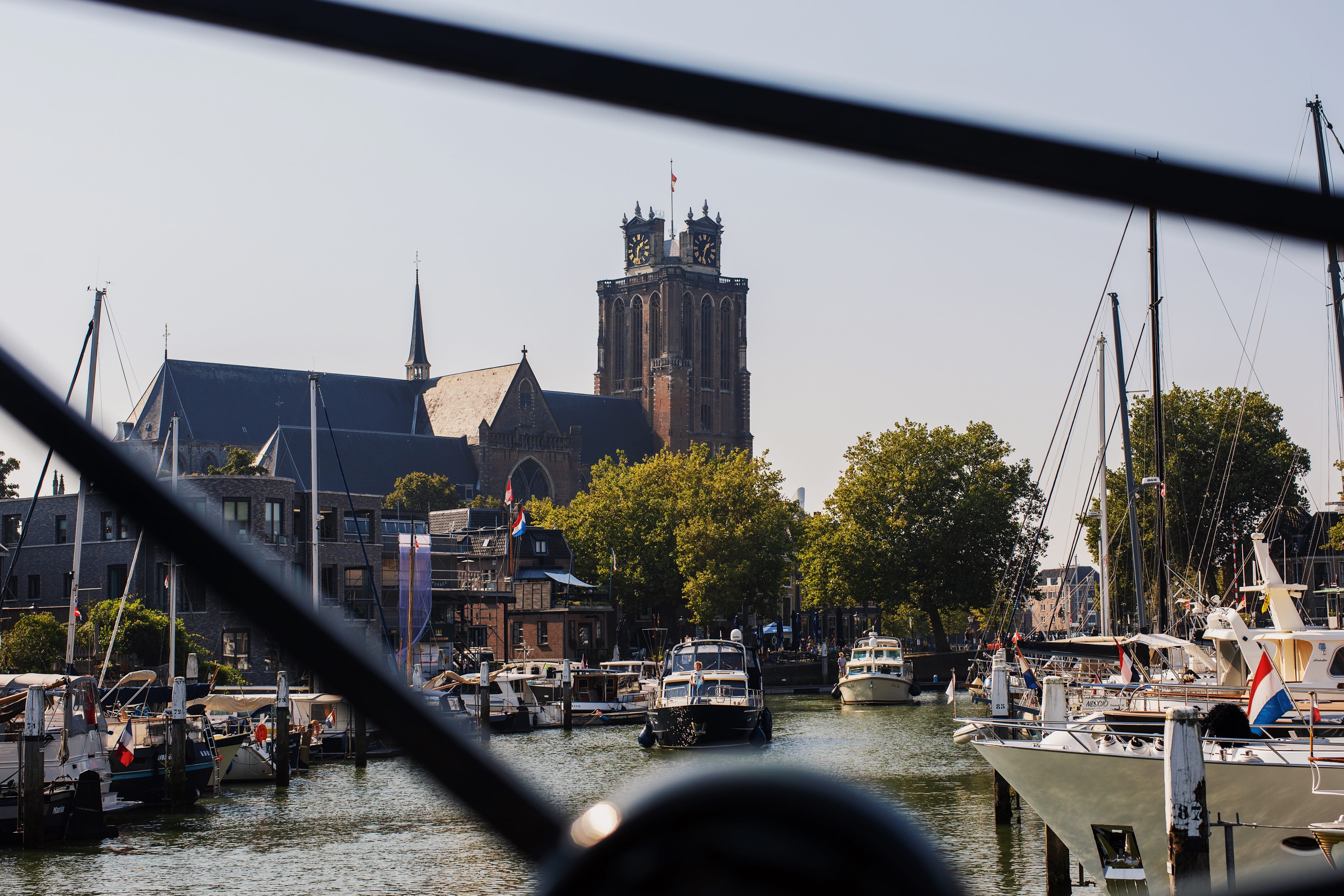 Grote Kerk Nieuwe Haven boot herfst najaar centrum Dordrecht (1)