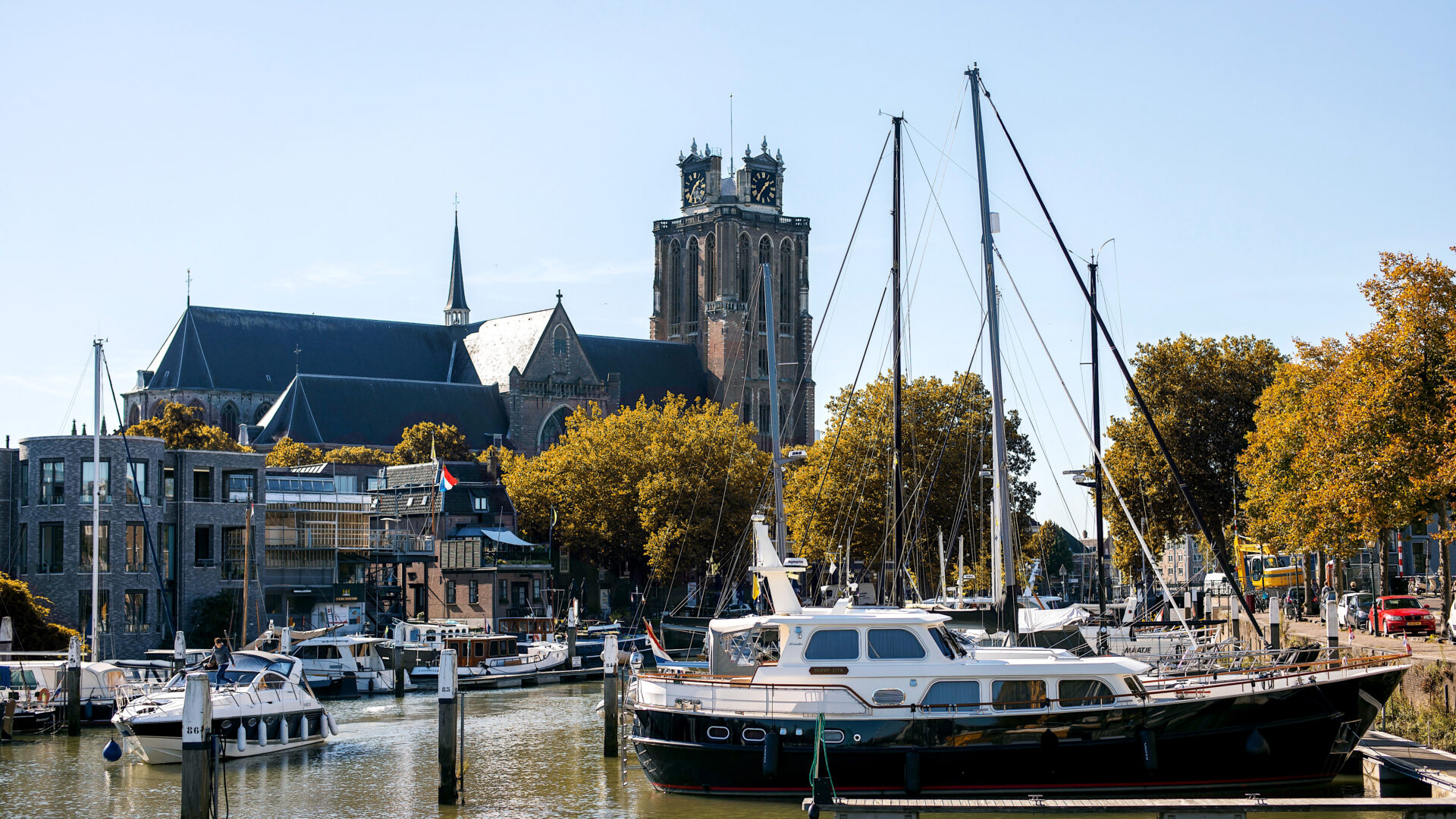 Grote Kerk Nieuwe Haven boot herfst najaar centrum Dordrecht