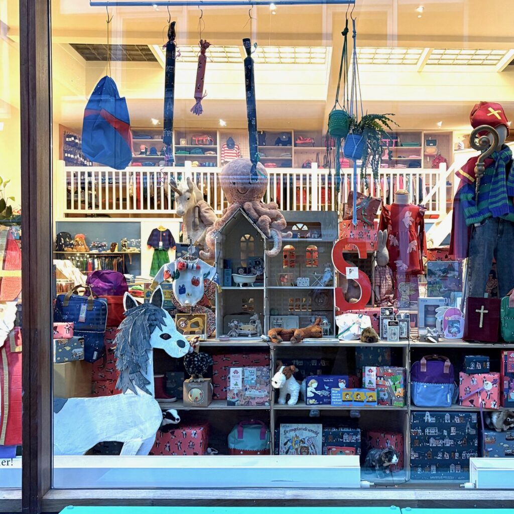 Etalage van kinderwinkel Kind zo Blij aan de Voorstraat in Dordrecht