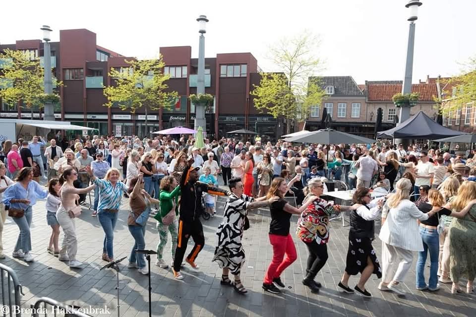 Muziekfestijn op het Statenplein foto Brenda Hakkenbrak