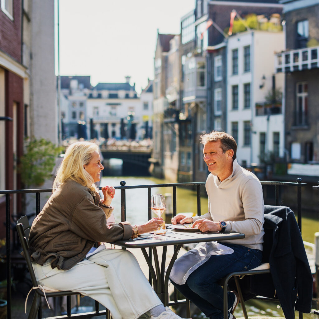De Stroper eten drinken terras Wijnbrug lente voorjaar centrum Dordrecht (5)