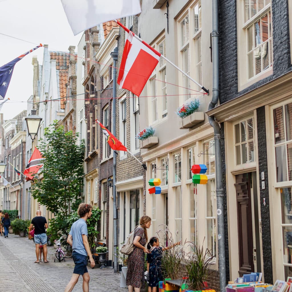Blokkie winkelen kinderen kids speelgoed Vleeshouwersstraat centrum Dordrecht najaar zomer