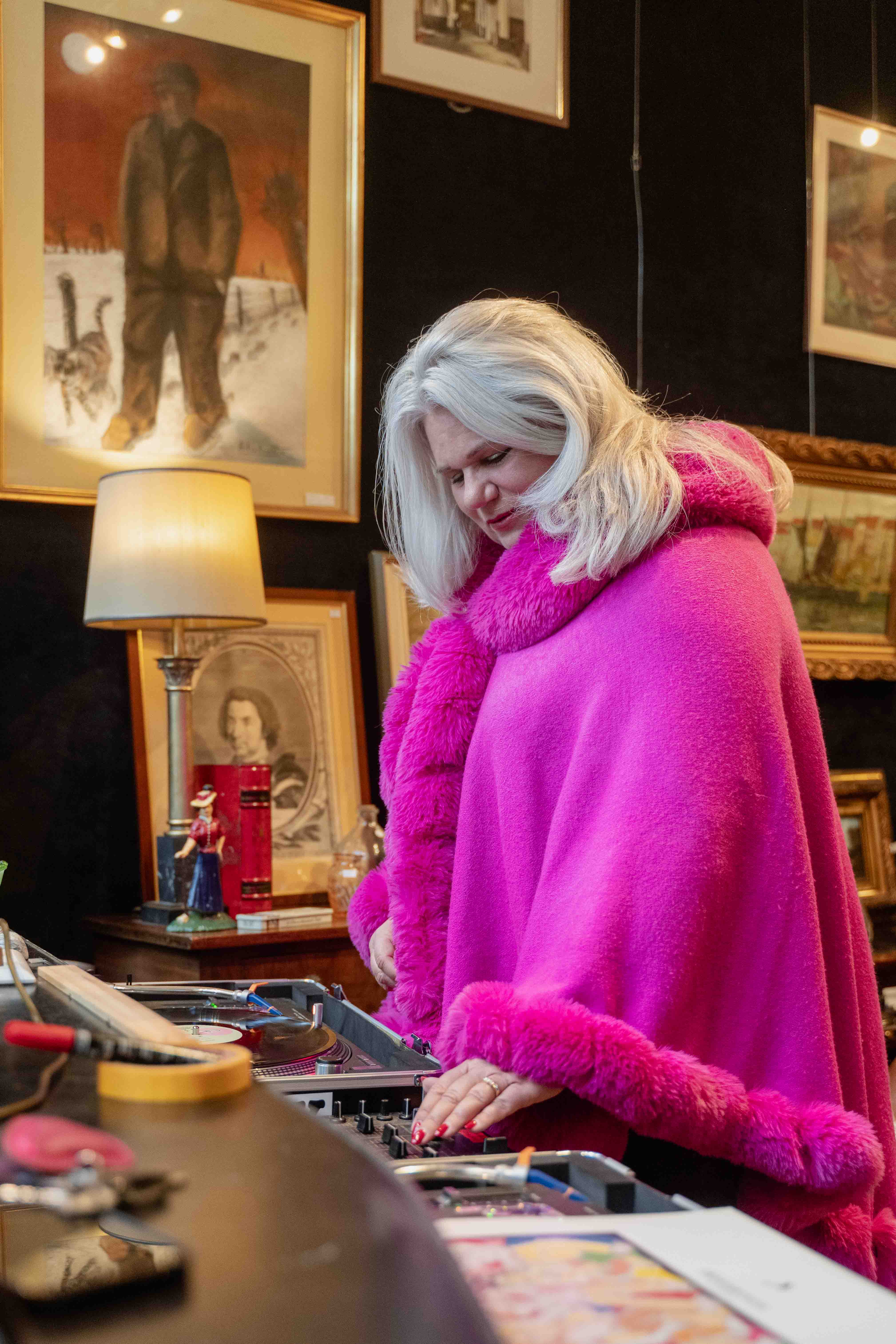 DJ Syllie bij Sjiek de Friemel op de Voorstraat