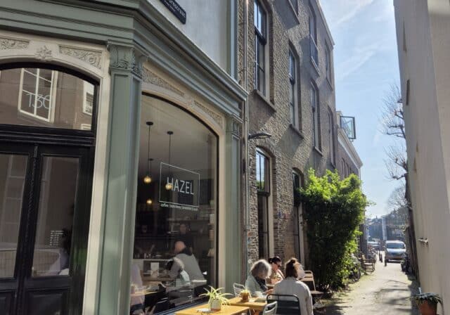 Hazel koffie eten drinken terras Voorstraat Noord centrum lente Dordrecht