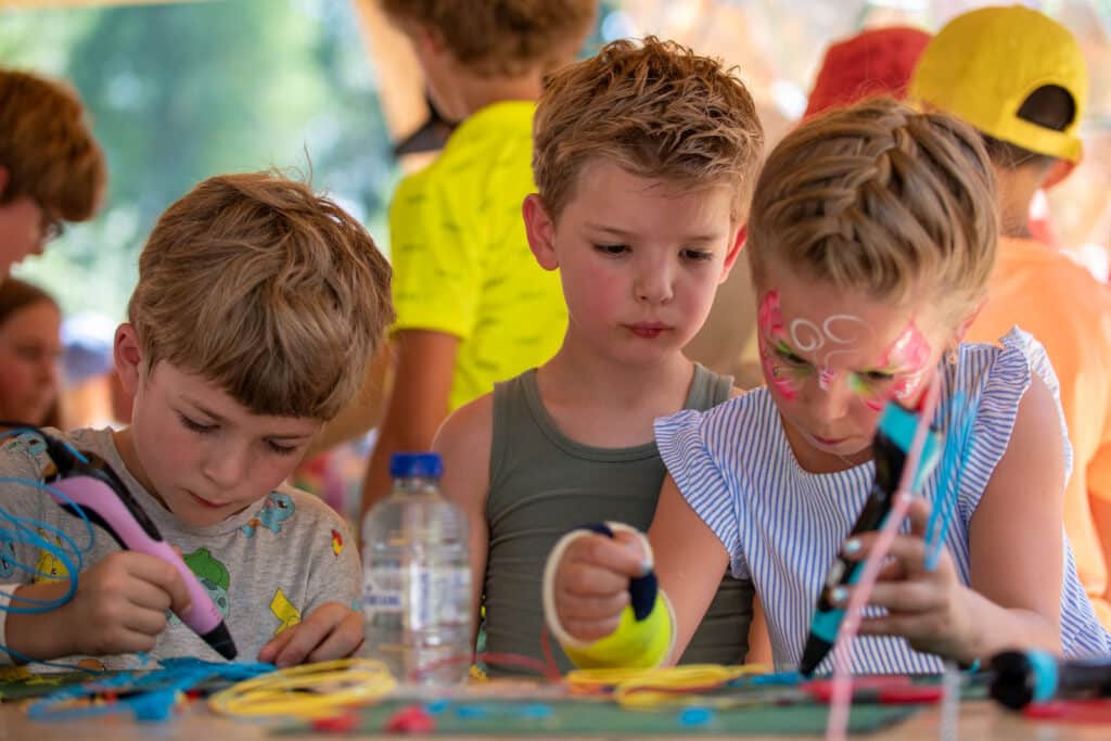 KnutselLab - 6 - 12 jaar - Knutsel een pompom poppetje