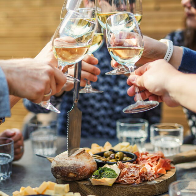 BRUT eten drinken wijn borrelplank stadstuin tuin lente zomer centrum Dordrecht
