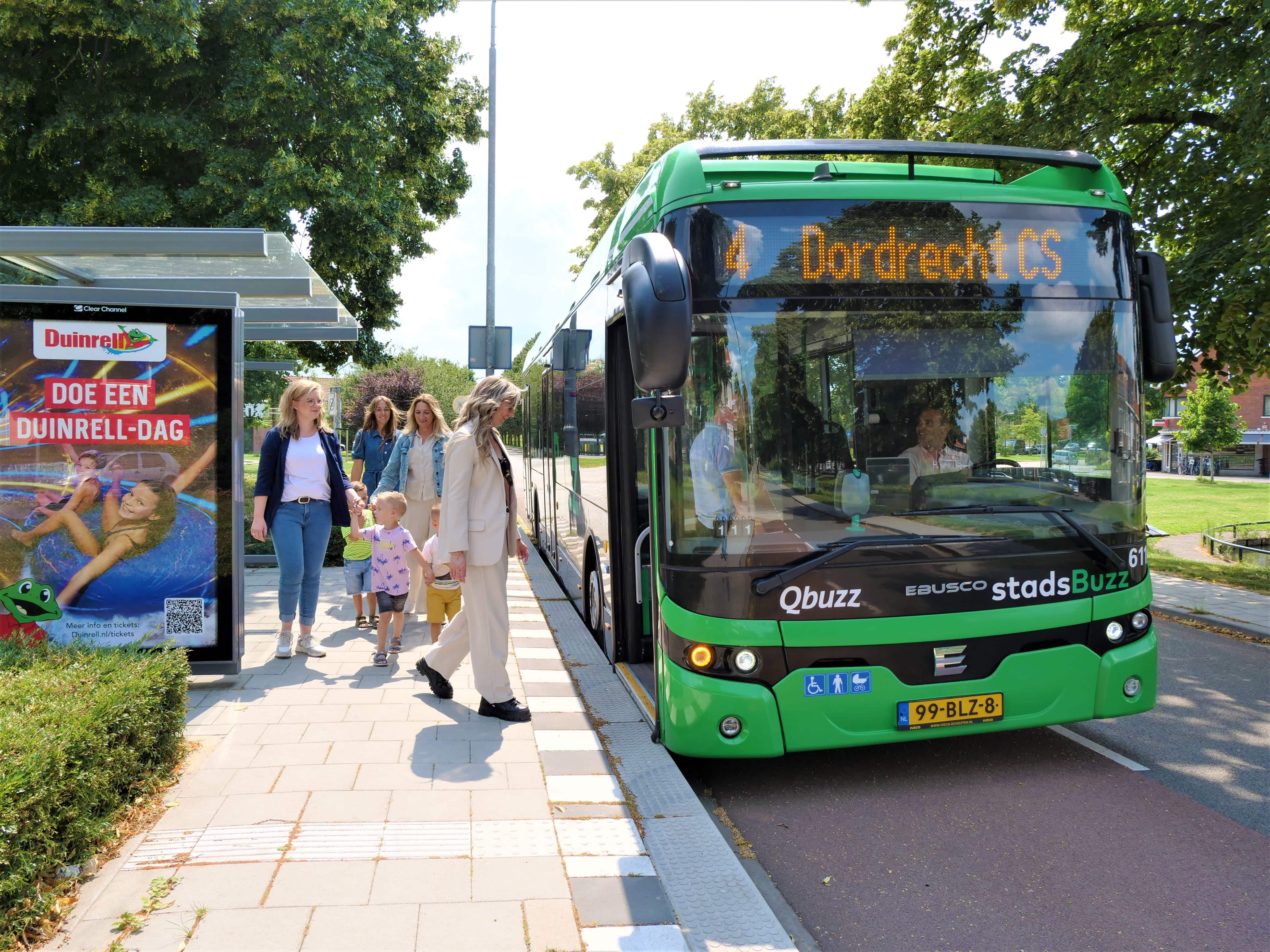 Bereikbaarheid Qbuzz bus halte vrouw kids kinderen gezin OV Dordrecht