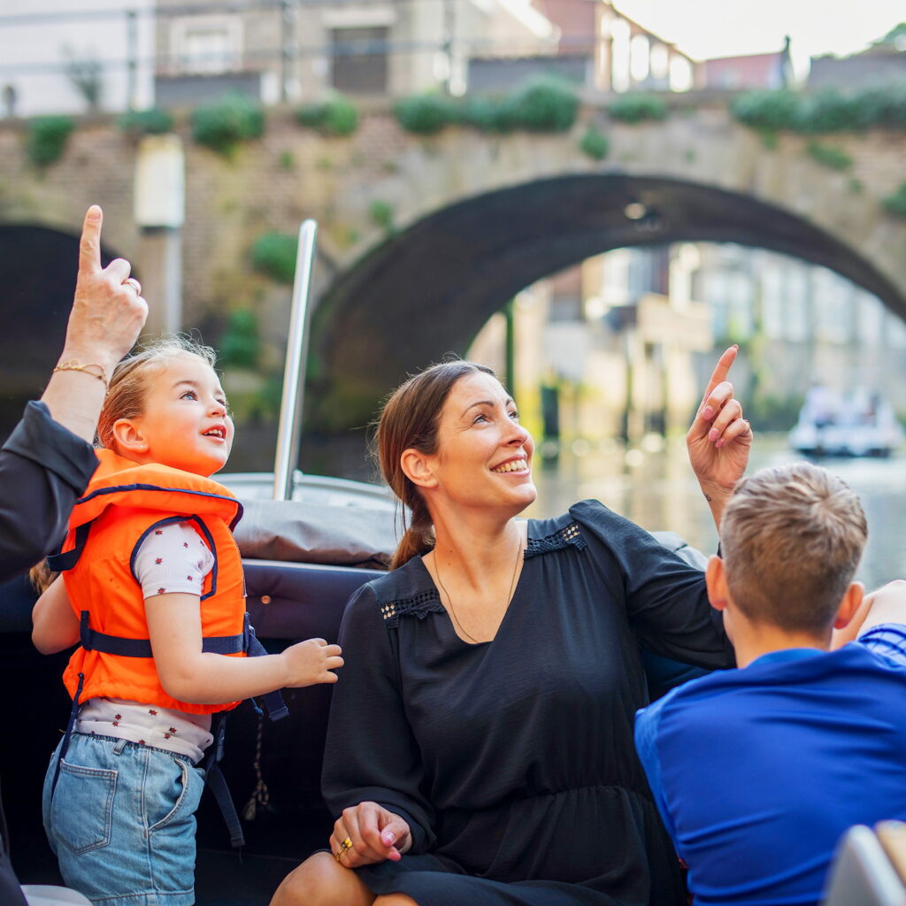 Bootje Dordrecht rondvaart kids kinderen water haven lente binnenstad Dordrecht (1)