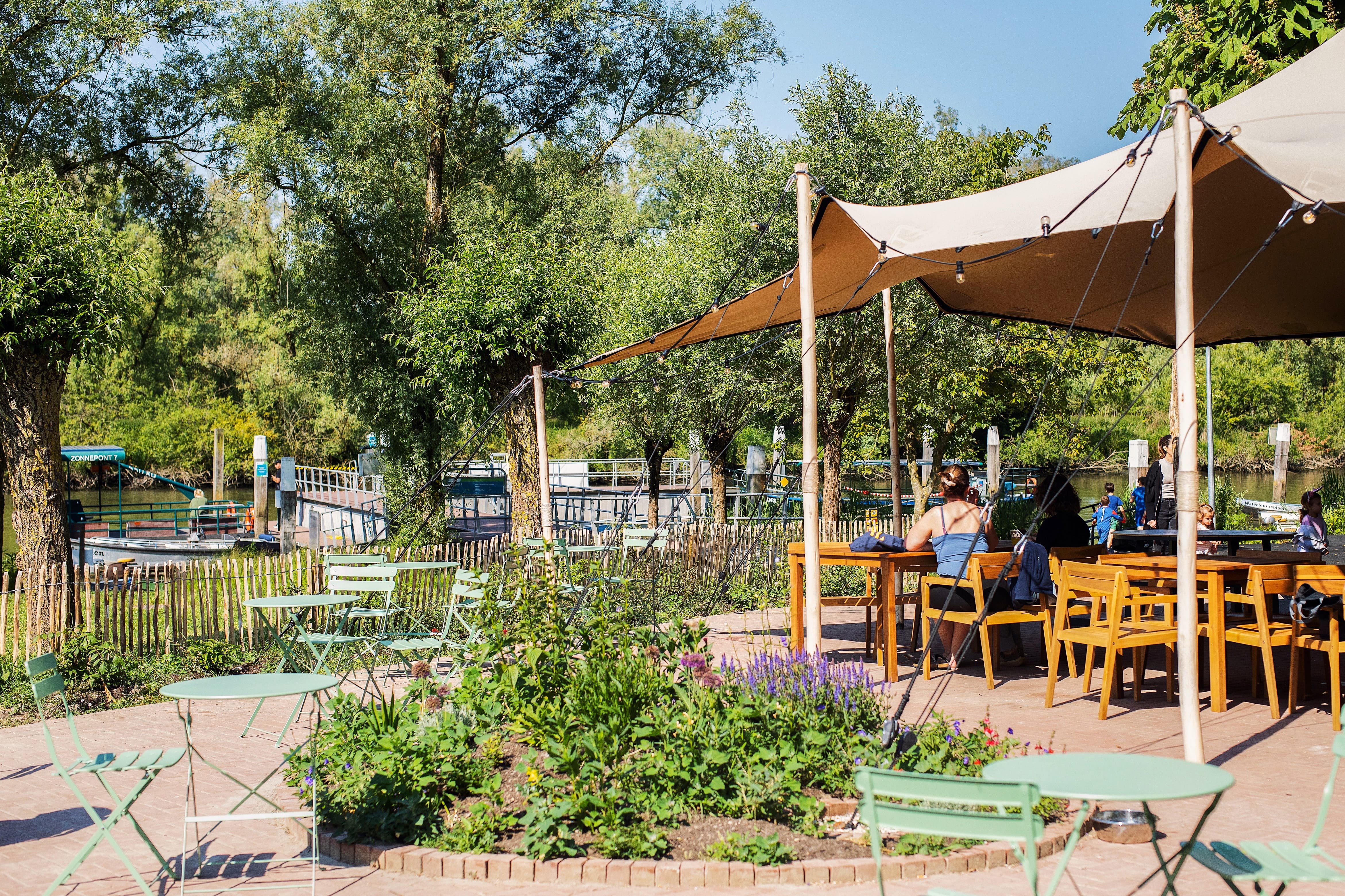 Brasserie Biezz Biesboschcentrum terras eten drinken zomer Dordrecht